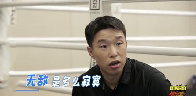德云社|德云社烧饼携家人游玩，手中的核桃抢镜，网友：还是孟鹤堂会盘