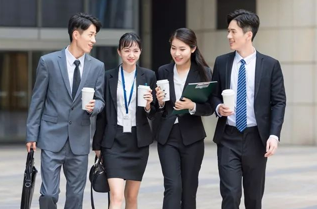 安妈育儿日|大学生白菜价、2200万岗位缺口，如此错位背后，便是无法养家糊口