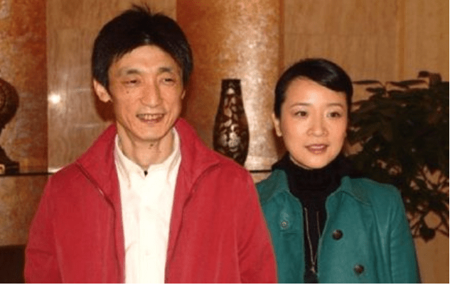 |53岁的陈小艺:被爆车吻照,密会小鲜肉,却与丈夫分居11年不离婚