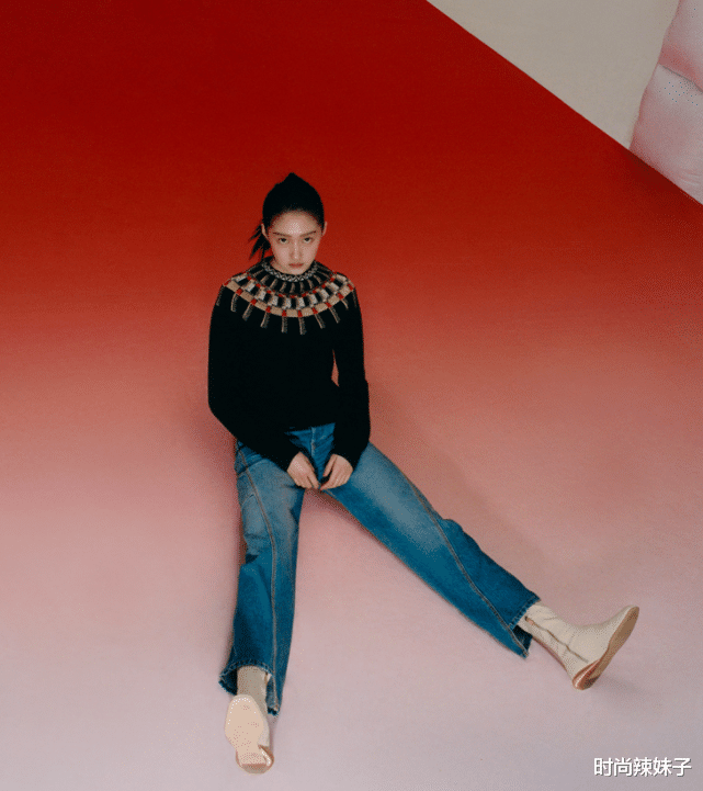 关晓彤|23岁关晓彤最新大片曝光，全网都在研究她的袜子：怎么穿上去的