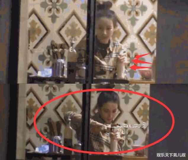 迪丽热巴|迪丽热巴外出吃饭被拍，开豆奶被吓到，自拍表情多，当街梳头太飒了