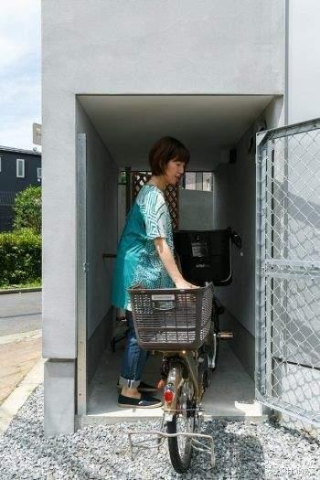 老年小妙招|还是日本人脑子好使,杂物间不放室内,外墙内嵌收纳,美观又实用
