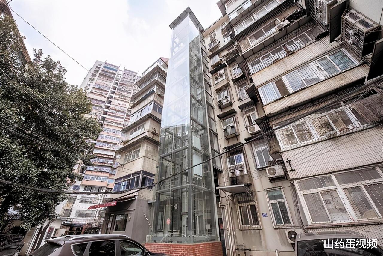 公摊|老房装电梯为啥遭诟病？7大弊端多群体受损，你家或将在其中