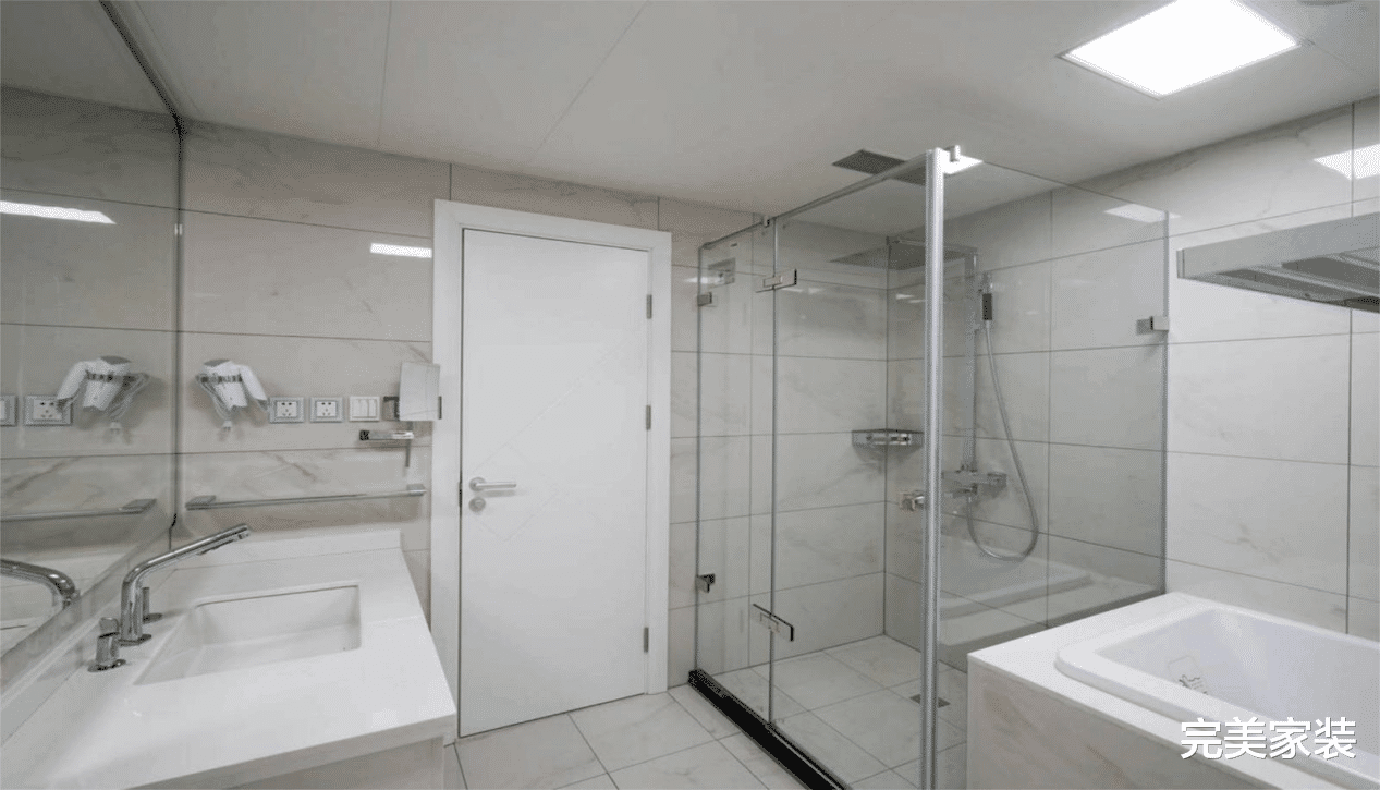 完美家装 卫生间面积太小？学会这些技巧，让卫生间不再拥挤，更加实用