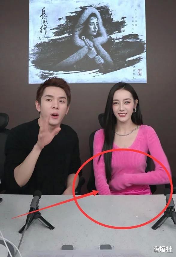 迪丽热巴|迪丽热巴直播过程频繁遮肚子，当她把手拿开后，弹幕炸锅：我眼花了？