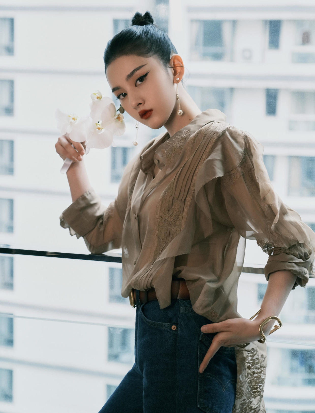 何有强 宋祖儿私服搭配也美到爆!穿短夹克配抹胸走机场,随意夹发太洋气