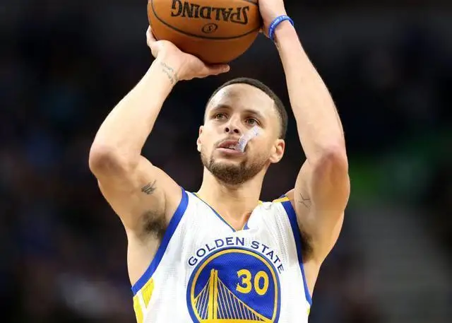 斯蒂芬·库里|队友挖坑自己填坑! 库里狂飙10粒三分全速追击雷阿伦历史纪录