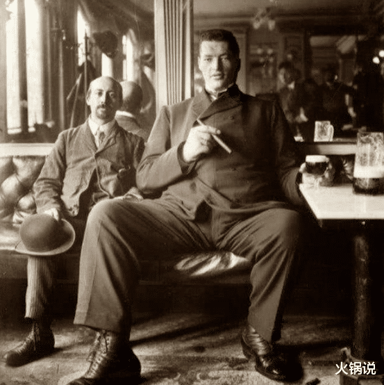 巨人症 他前半生是侏儒后半生是巨人，前后身高差94厘米，全球仅此一例