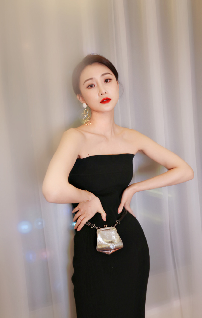 八只爪的猫|红毯上的林鹏身材出圈，穿抹胸裙曲线明显还有小蛮腰，让人羡慕