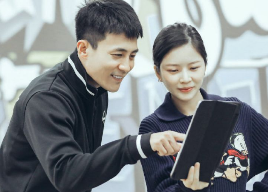 杜淳|杜淳双腿跪地陪女儿爬行！小蛋饺穿纸尿裤好可爱，豪宅内摆满奢侈玩偶