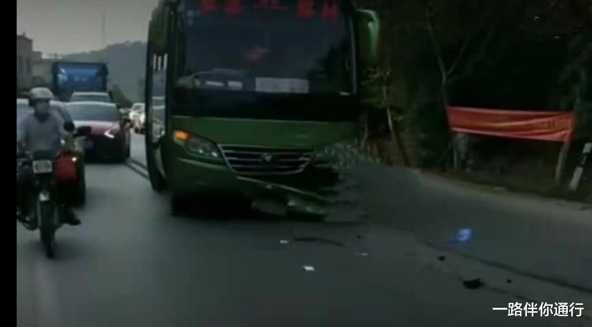 车祸 玉林再次发生车祸！两车相撞，轿车当场报废