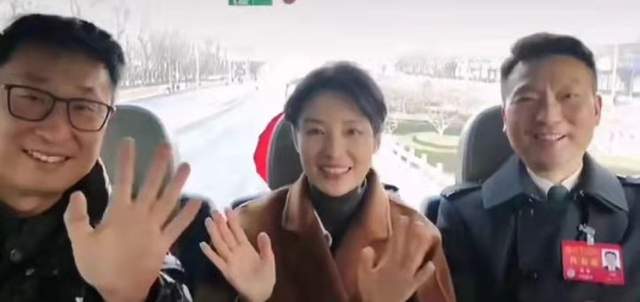 陈宝国|康辉海霞参加会议拍合影！半蹲地举牌子接地气，陈宝国一脸严肃