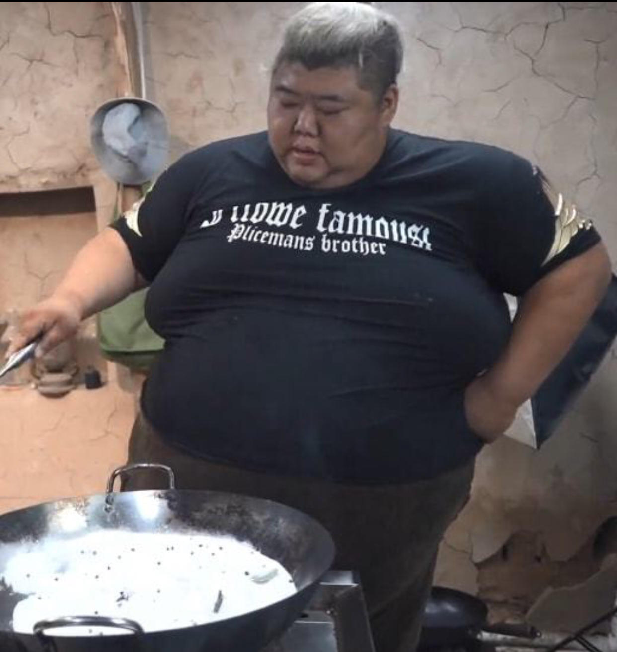 河北小伙300多斤,娶妻生子后,疯狂吃胖到560斤,月入几十万元
