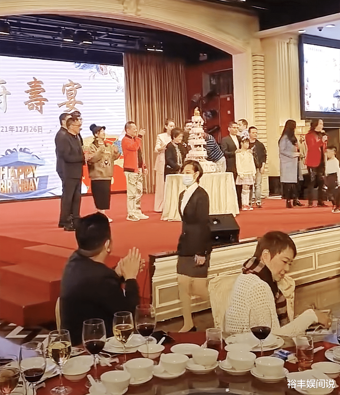 |崩牙驹为母亲庆祝87岁生日，席开近20桌，小女儿尹倩仪罕有现身