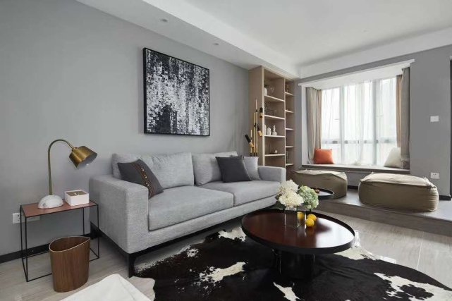 时尚干练104平简约风三居室，电视柜与阳台的设计很亮眼!