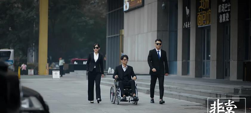 陈媛说 毛骗团队首部电影“非常保镖”上线，坐着轮椅的保镖，你见过吗？