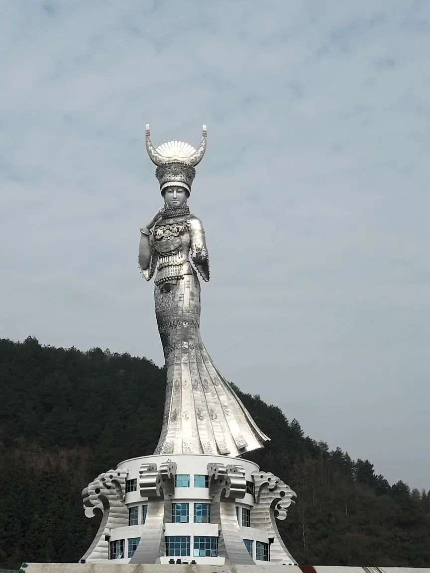 雕塑者1983 贫困县耗资近亿元打造世界最大雕塑，是宣传？还是浪费？