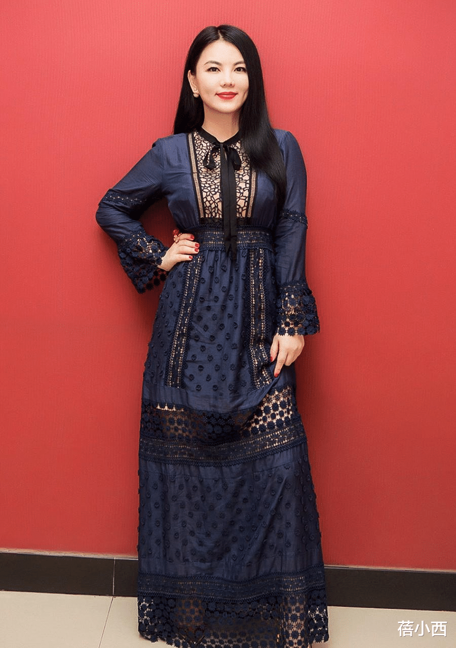 伪装者|“李湘”离婚后更年轻时髦，穿毛绒大衣富态十足，不扮嫩、不老气