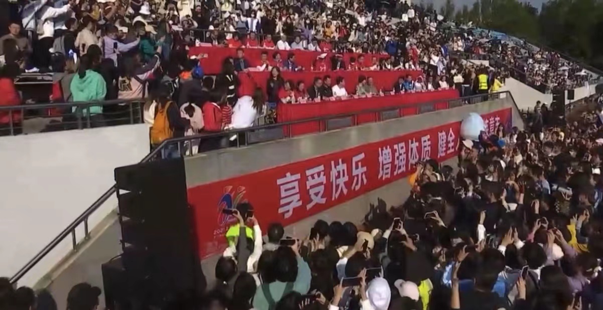 梅西|许昕亮相上海大学成客座教授，一语逗笑全场，受到大学生热烈欢迎