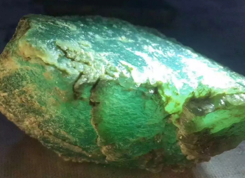 翡翠|缅甸矿区挖出“巨无霸”翡翠原石，政府为其就地搭建展厅，价值高到难以估量！