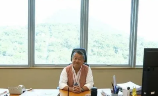 校园招聘|68岁曾志伟升任无线总经理,办公室布置简陋,直言是个“苦差事”?