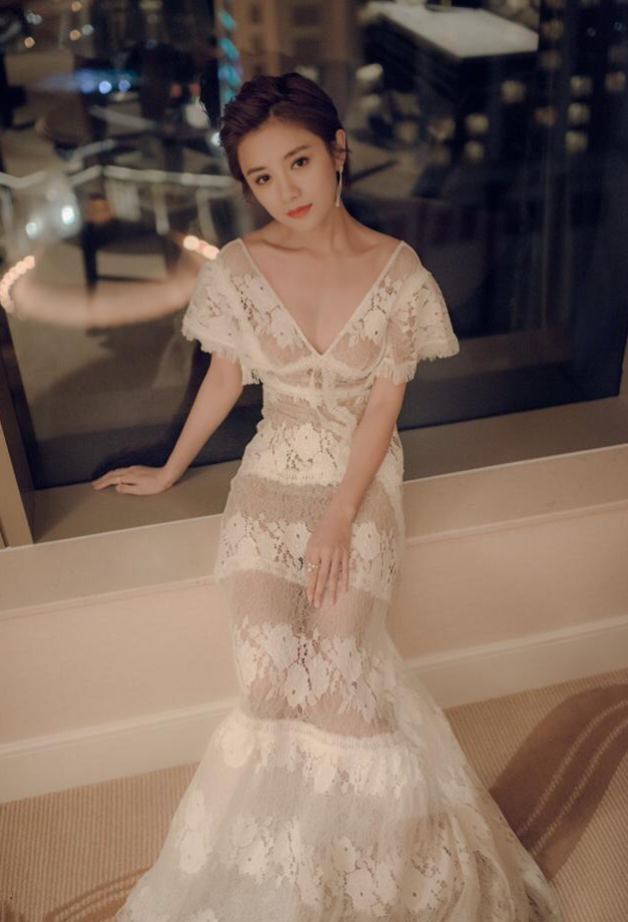 张国立|知名女主持现场失误，少穿一件衣服，一旁的张国立反应太尴尬