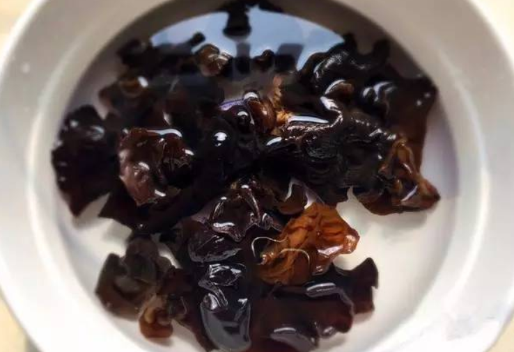 枸杞|40岁农民工保温杯里泡枸杞，半年后确诊肝癌，医生叹惜：无知害人不浅