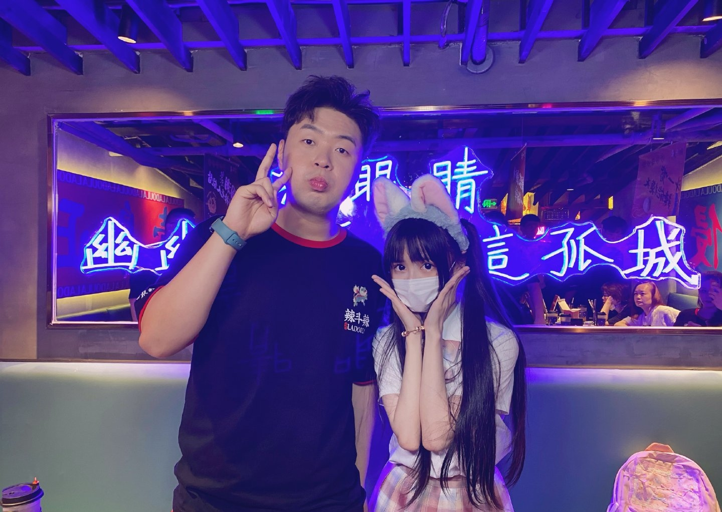 蔡萝莉|蔡萝莉为表自己身材很瘦，专挑胖男生合拍视频，还说对方是“野兽”