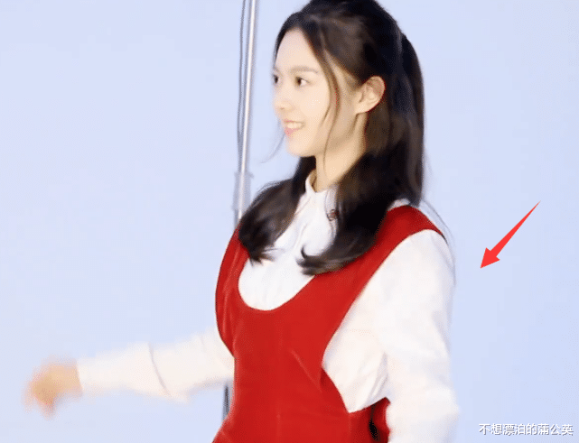 衬衫|赵今麦终于没刘海了，一头乌黑长发拍大片，穿背带裙有点“显壮”