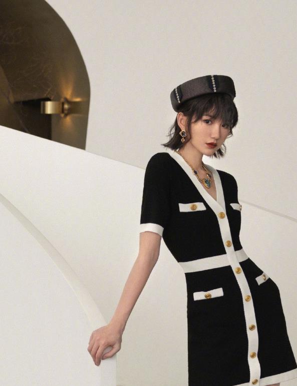 毛晓彤|毛晓彤复古小巷写真，蓝色针织毛衣怀旧风，乔三丽回来了