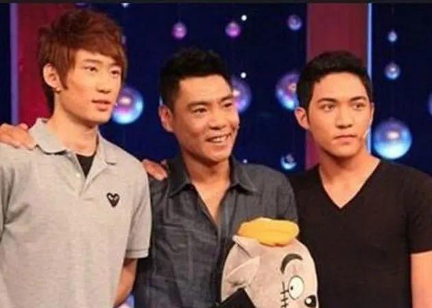 屠洪刚|同父不同命！屠洪刚前妻去世后，继子和亲儿子天差地别