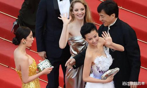 成龙|杨幂成龙罕见同框，15年前曾被成龙搂在怀里，整容没整一目了然