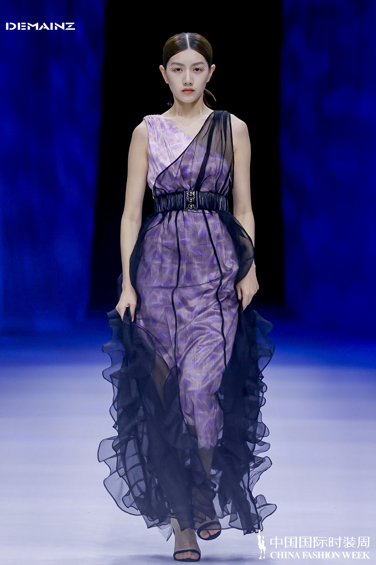 魔都时尚生活|陈志华·DEMAINZ地缦《幻醒》2022春夏时装周圆满发布|尚赋