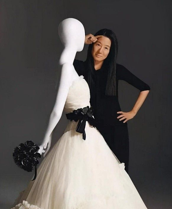 明星|72岁身家亿万的“婚纱女王”：自拍像少女，在好友合照里现了原形