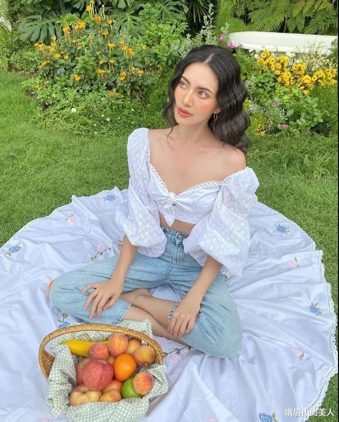 峨眉山周美人|夏天就要露肩!今夏跟女团学穿“斜肩单品”,性感又时髦