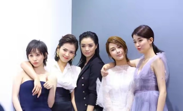 甄嬛传|蒋欣杨紫同框超甜！杨紫再现邱莹莹造型，乔欣也要来，简直梦回《欢乐颂》