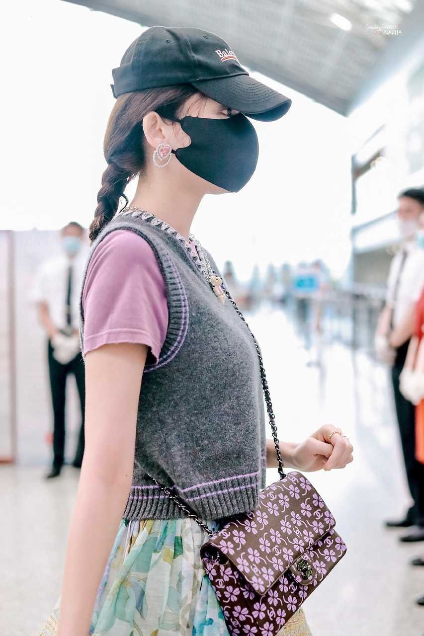 潮流前沿|娜扎的审美真难懂，穿“爷爷的背心”走机场，硬把土味穿出时尚