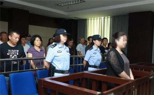 2000年,上海一对双胞胎男孩遭亲人扼杀,引起一场对杀婴案的讨论