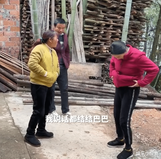 人物设定|实锤了！小春花镜头前提裤子，肚子全没了，网友：一家都是戏精