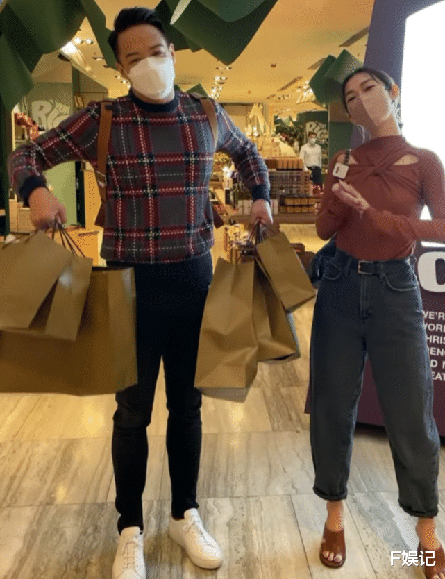 TVB|前TVB小生庆生与家人开心庆生 夫妻俩与两位儿子拍温馨全家福