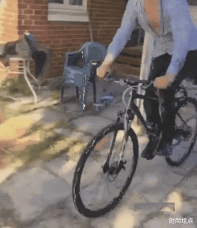 时尚炫点 装修的时候做了个榻榻米,两年不到成这样子了,又要花钱了!