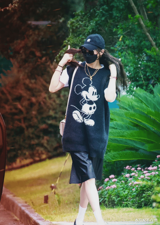 衣在配不在贵|唐嫣真是浪费好身材，针织衫配短裤时髦减龄，但选错长度却显腿短