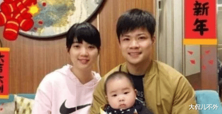 苏炳添|苏炳添罕见的晒出与妻子的合照，网友们瞬间不淡定了，这是高中生吧！