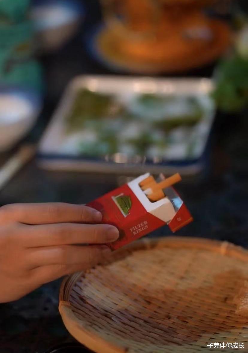 子芫伴你成长 同学聚会，他给同桌6个人发烟唯独忽略我，看到老婆递来一物笑了