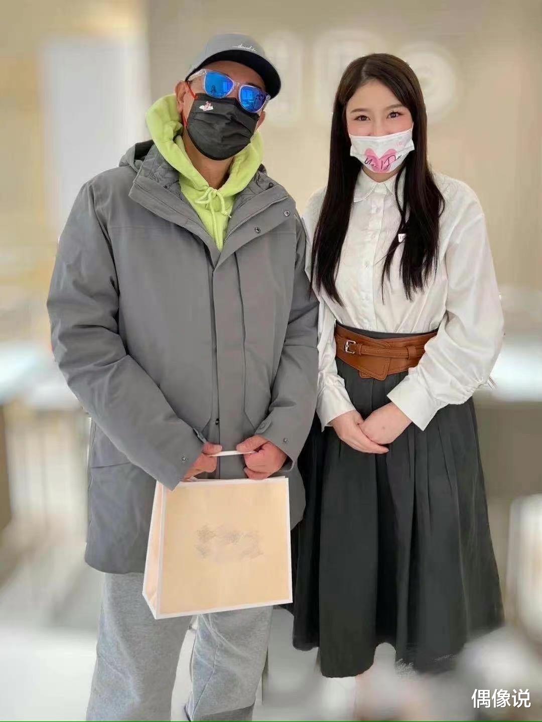 陈小春|偶遇陈小春买戒指！柜姐透露细节：春哥反复确认尺寸，说话超温柔