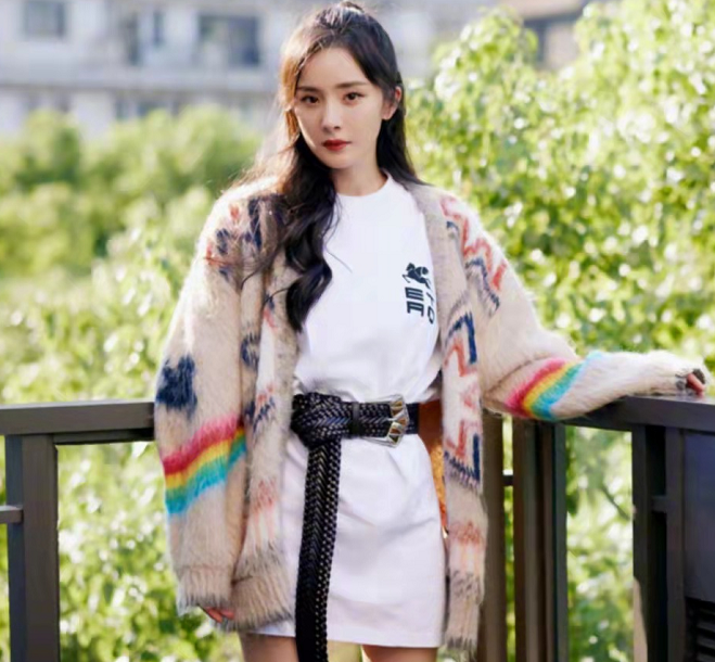 演绎 杨幂不愧是时尚女王！出席活动把短袖当裙子穿，扎高马尾又嫩又灵