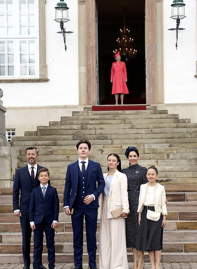 丹麥王室成員齊聚！49歲王妃穿波點裙超美，21歲華裔王子把人帥到-圖10
