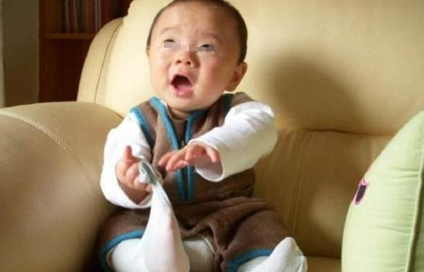 糖果的妈妈|反复“揪袜子”的快乐,小宝宝有更深的体会,新手爸妈别嫌烦哦