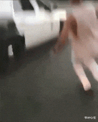 书尽心生|搞笑GIF：这娃娃太厉害了，上一秒还那么精神，下一秒说睡就睡！