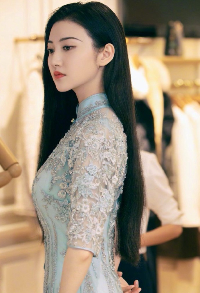 景甜|33岁景甜不化妆晒自拍！肤色白净无一瑕疵，镜头怼脸皮肤油亮反光